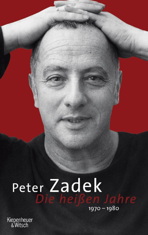Ein Foto von Peter Zadek, der die Hände über dem Kopf verschränkt