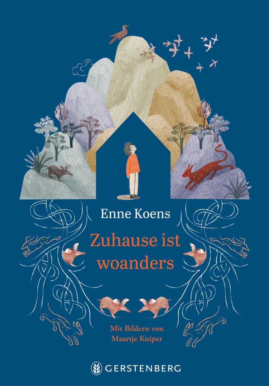 Ein Kind steht in einer felsigen Landschaft und schaut nach oben Richtung Himmel