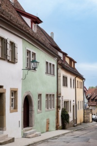 Eineige kleine altertümliche Häuser bilden einen Straßenzug