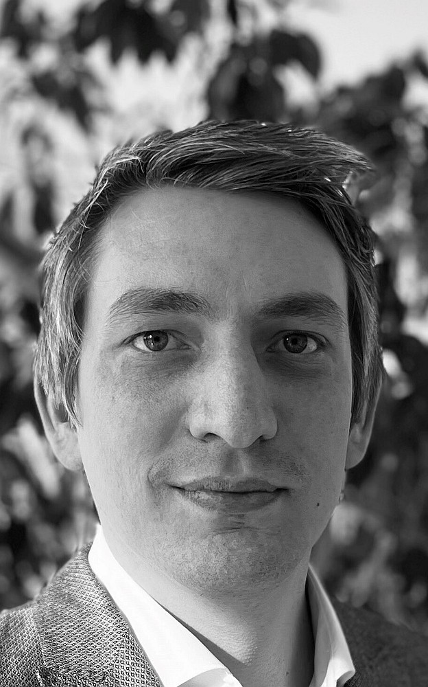 Schwarz-weißes Porträtfoto des Interviewpartners