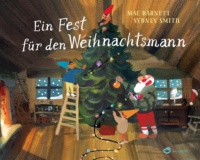 Der Weihnachtsmann und einige Wichtel schmücken in einer weihnachtlichen Stube einen Tannenbaum.