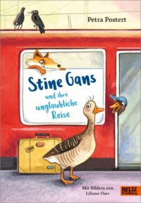 Eine Gans steht mit gepacktem Koffer auf dem Bahnsteig vor einem Zug.