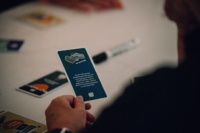 Eine Hand hält eine Spielkarte.