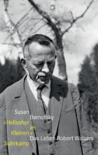 Ein Porträtfoto des Autors Robert Walser, der im Freien, im Sonnenschein, unter einem kahlen Baum steht.