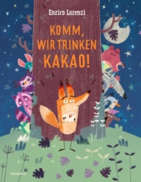 Ein Fuchs steht mit einer Tasse Kakao in den Pfoten vor einem Baum. Hinter dem Baum versteckensich andere Tiere des Waldes.