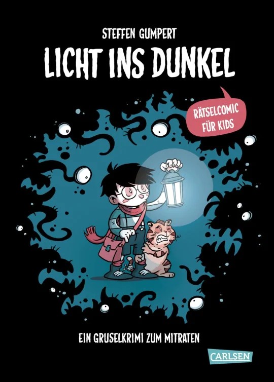 Ein Junge im Dunklen, der eine Laterne in der Hand trägt.