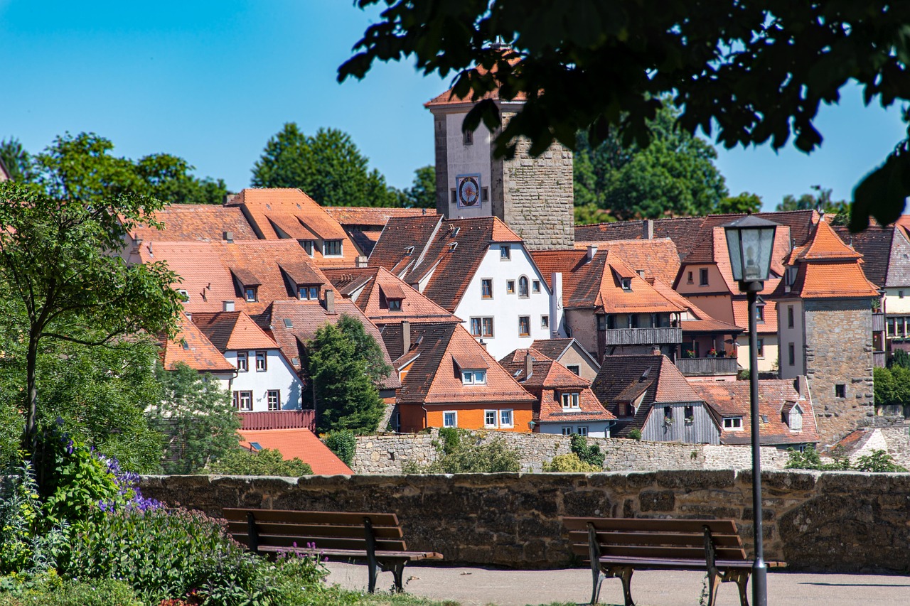 Eine altertümliche Stadtlandschaft mit Turm und rot gedeckten Häusern