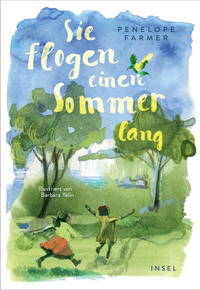Eine Landschaft mit See und Bäumen am Ufer. Zwei Kinder laufen über eine Wiese im Vordergrund