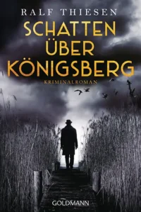 Ein Mann läuft auf einem Holzsteg durch hohes Schilfgras