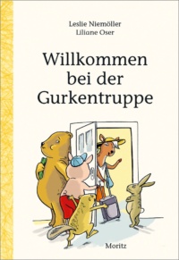 Mehrere Tiere stehen an einer Haustür und begrüßen ein Pferd, das hereinkommt.