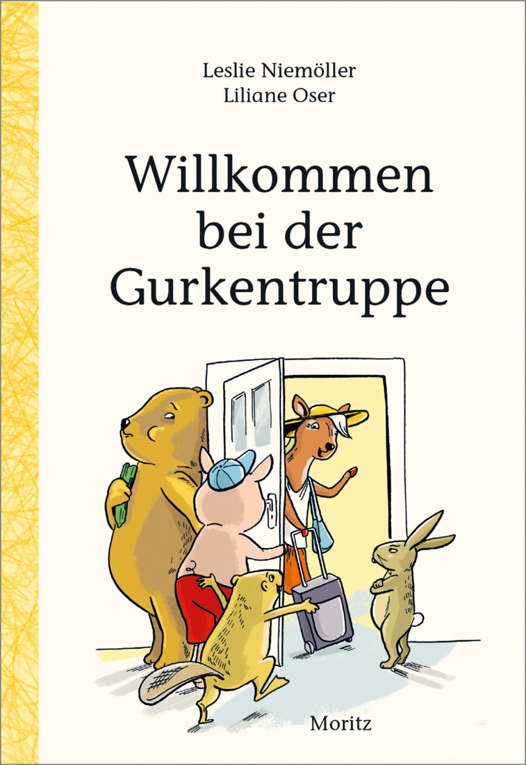 Mehrere Tiere stehen an einer Haustür und begrüßen ein Pferd, das hereinkommt.