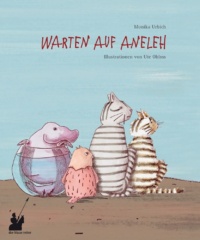 Eine Eule, ein Fisch in einem Wasserglas und zwei Katzen sitzen auf dem Erdboden unf blicken Richtung Horizont