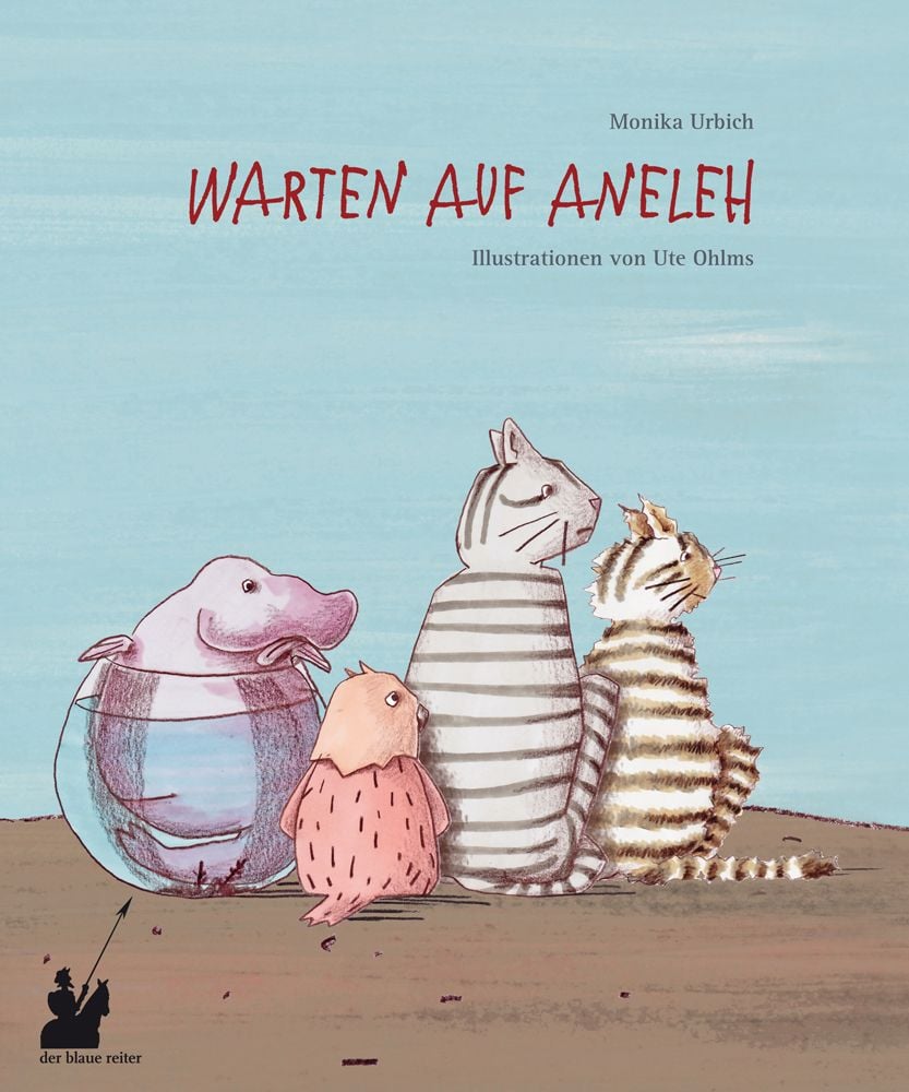 Eine Eule, ein Fisch in einem Wasserglas und zwei Katzen sitzen auf dem Erdboden unf blicken Richtung Horizont